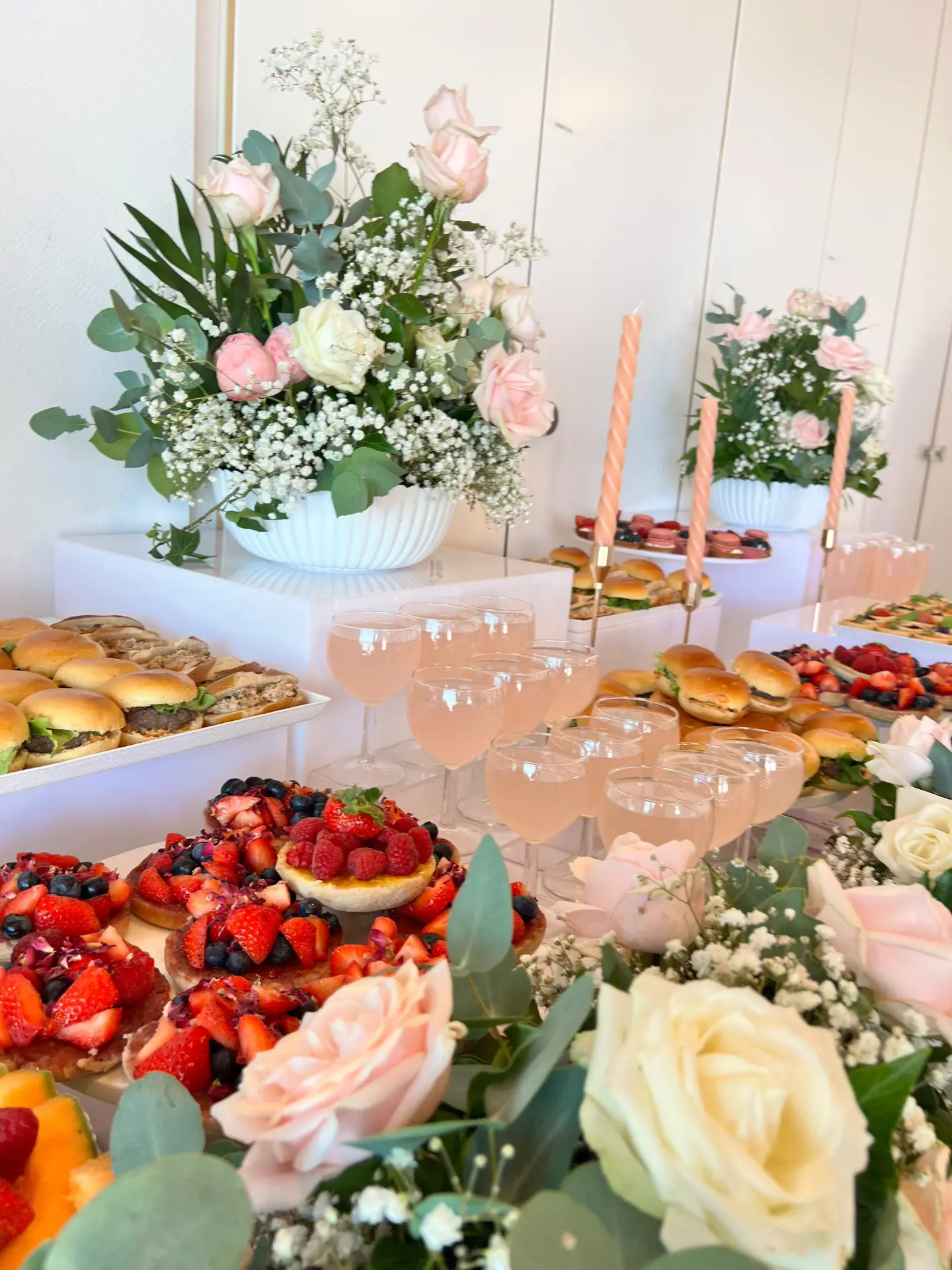 Buffet fleuri rose réalisé par NS Brunch