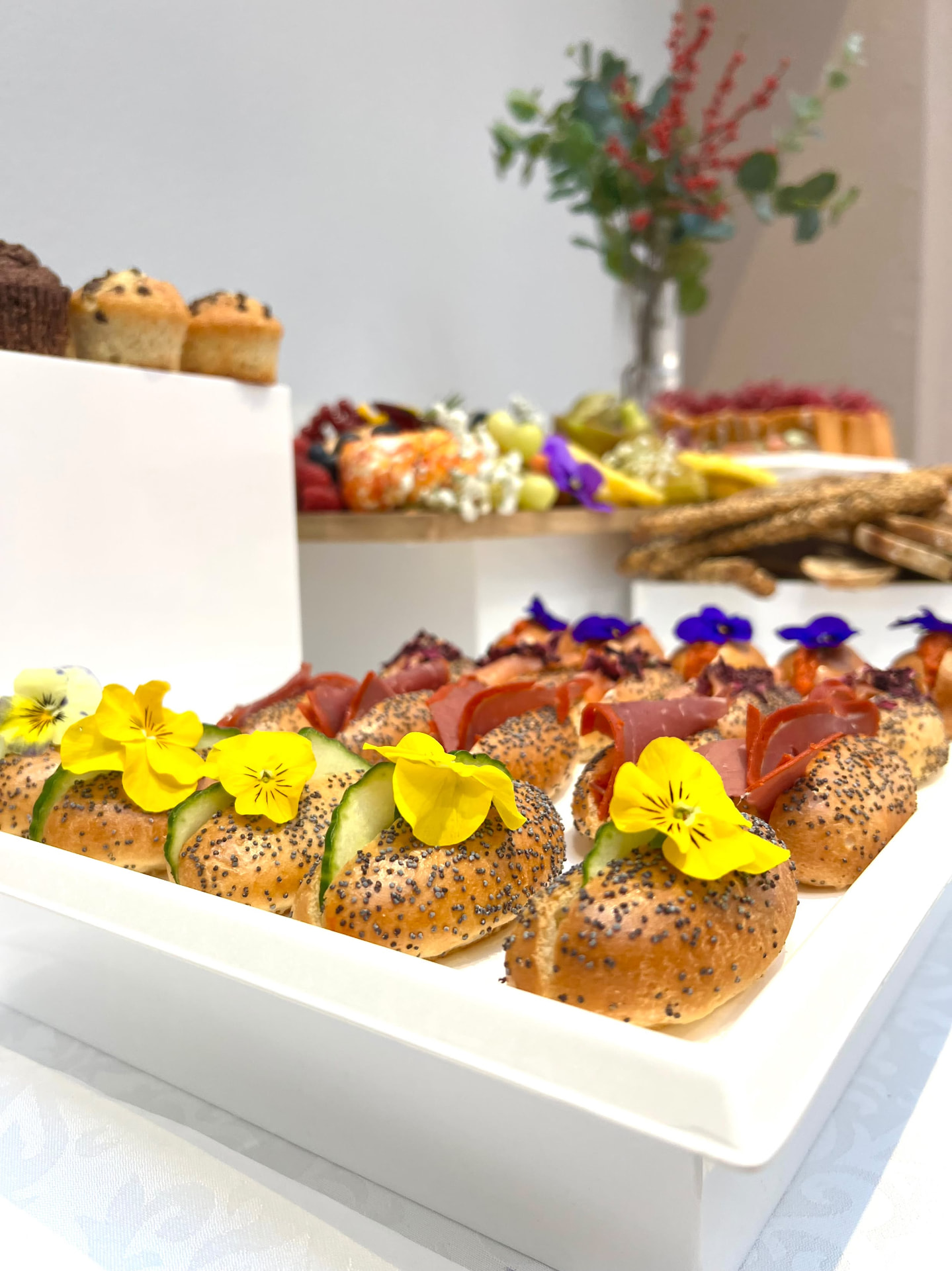 Mini sandwichs fleuris préparés par NS Brunch